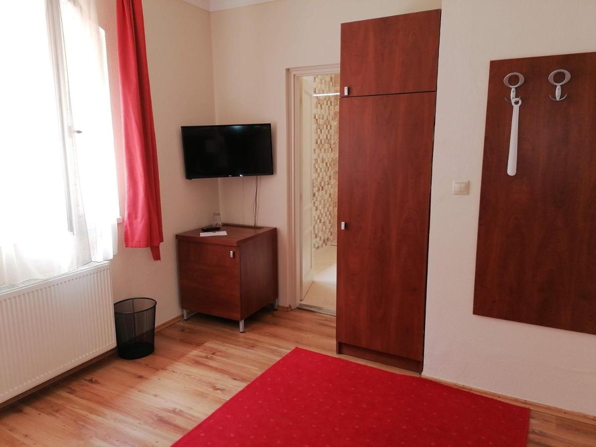 Bed and Breakfast Staff House Ньїредьгаза Екстер'єр фото